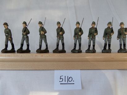 null LINEOL : 8 soldats et officier (60mm), TBE.