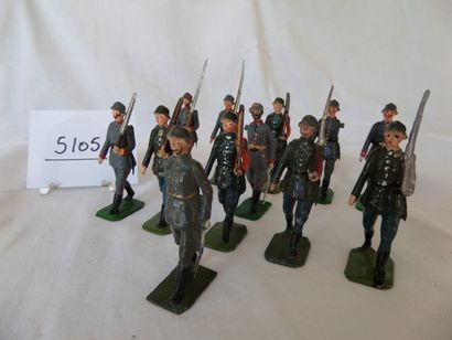 null BRITAINS-METAL: Un lot de douze soldats (Réf 432) à restaurer.
