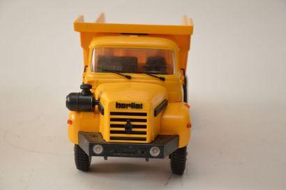 null Jouets Mont Blanc: camion Berliet GBH 280, en plastique jaune et noir, dans...