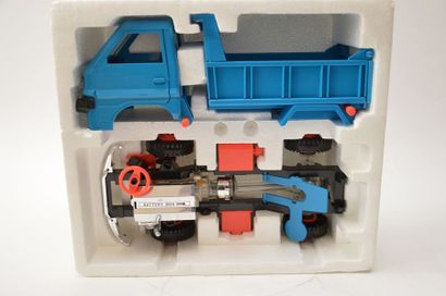 null DAIYA: camion benne à assembler, plastique bleu, moteur avec piles, neuf en...