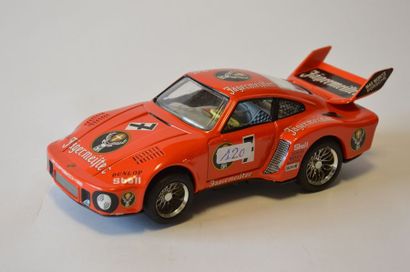 null TAYIO: Porsche 935 turbo rouge en métal. Fonctionne à piles. Neuve en boite....