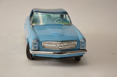 null MODERN TOYS (Japon): Mercedes Pagode en tôle peinte, bleu, fonctionne à piles....