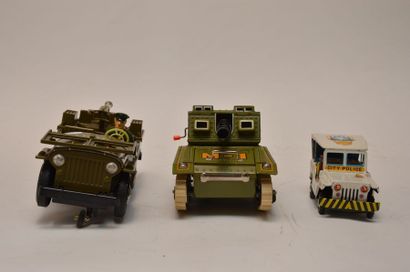 null Ensemble de trois véhicules militaire:

-ASC: Jeep de patrouille en tôle peinte,...