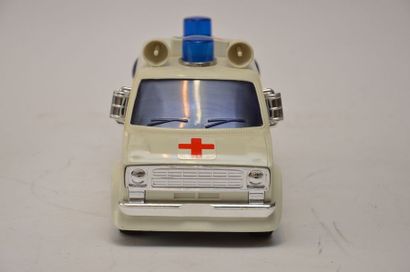 null ALPS (Japon): Ambulance Ford en plastique, fonctionne avec piles, état de marche,...