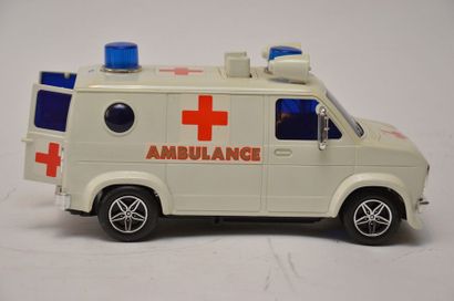 null ALPS (Japon): Ambulance Ford en plastique, fonctionne avec piles, état de marche,...