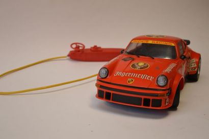 null DICKIE SPIELZEUG: Porsche 934 filoguidée, plastique rouge avec stickers "Jägermeister"....