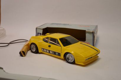 null JOUSTRA: BMW M1 téléguidée, plastique jaune, dans sa boite d'origine, longueur:...