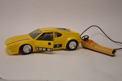 null JOUSTRA: BMW M1 téléguidée, plastique jaune, dans sa boite d'origine, longueur:...