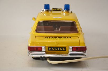 null RICO: Mercedes Benz (Ref. 154) filoguidée, plastique jaune, modèle police. Neuve...