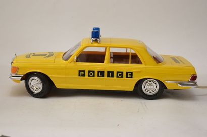 null RICO: Mercedes Benz (Ref. 154) filoguidée, plastique jaune, modèle police. Neuve...
