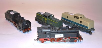 (4) locomotives, 12 volts DC, 2rails : 
-...