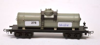 null MÄRKLIN 334/1 (1949), wagon citerne, 4 axes en gris, sans inscription, bel état;

MÄ....