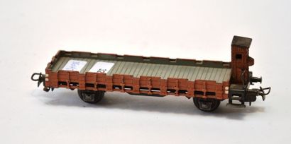 null MÄRKLIN 323/2 ,1950, wagon, plat, 2 axes, cabine de serre-freins, bon état.

MÄ....