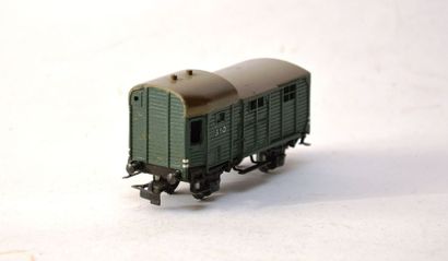 null MÄRKLIN 310/1 (1948) wagon fourgon vert, très bel état.

MÄ. 310/1 (1948) Güterzugpackwagen,...