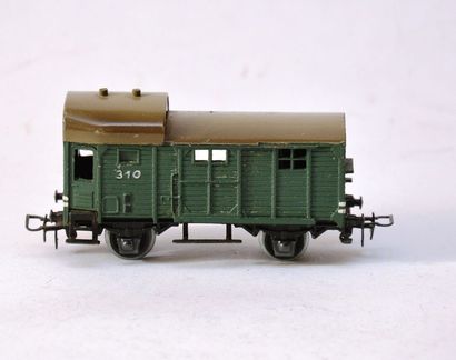 null MÄRKLIN 310/1 (1948) wagon fourgon vert, très bel état.

MÄ. 310/1 (1948) Güterzugpackwagen,...