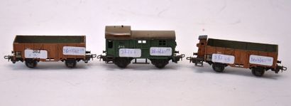 null MÄRKLIN (3) wagons marchandises, brun, deux axes :

- 311/2 wagon ouvert (1950)

-...