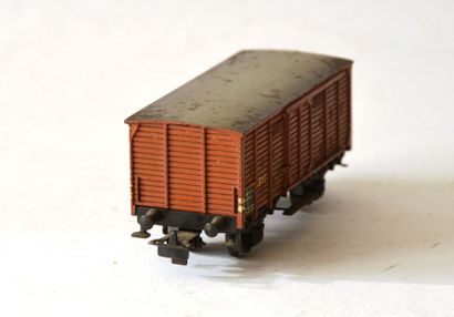 null MÄRKLIN 312/1(1948-49) : wagon fermé brun, en très bel état.

MÄ 312/1 (1948-49)...