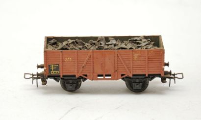 null MÄRKLIN 311H1 (1948) , wagon ouvert, chargé, brun, attelage 4, bon état.

MÄ....