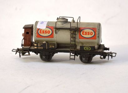 null MÄRKLIN 314/E2 (1948) wagons citerne, en gris "ESSO", état valable.

MÄ. 314...