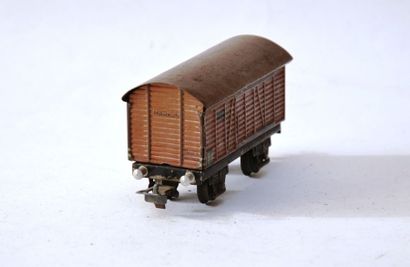 null MÄRKLIN 381/7, wagon fermé brun, 2 axes, attelages boucle n° 4/2, bon état.

MÄ....