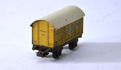 null MÄRKLIN 382/7, (1947-49) wagon 2 axes, jaune "FYFFES", Attelages 4/2, bon état.

MÄ....