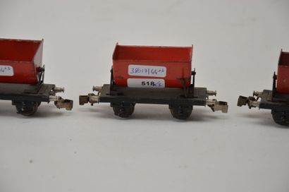 null MÄRKLIN (3) 362/2, (1937) wagons à bascules, benne rouge, 2 axes, petites traces...