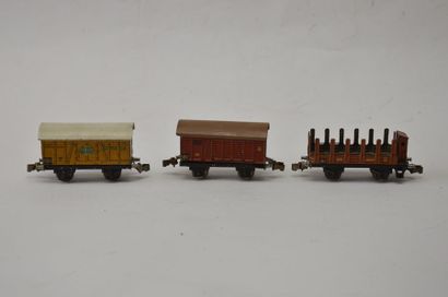 MÄRKLIN (3) wagons de marchandises, attelage...