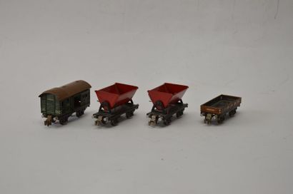 null MARKLIN (4 ) (1938-39): 2x 362/3 wagons à bascule, (attelage 3), - 390/1 fermé...