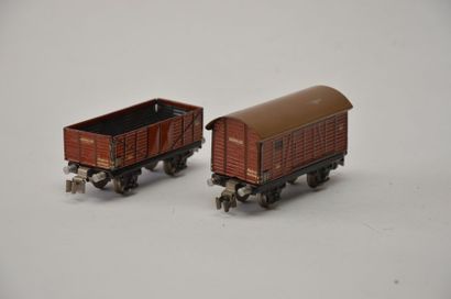 null MÄRKLIN (2 ) wagons marchandises :

- 381/4, (1938-40) brun fermé attelage 3,...