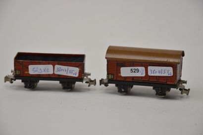 null MÄRKLIN (2 ) wagons marchandises :

- 381/4, (1938-40) brun fermé attelage 3,...