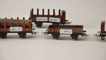 null MÄRKLIN (5) wagons de marchandises, bon état :

364/5 wagon plat, attelage 4

372/6...
