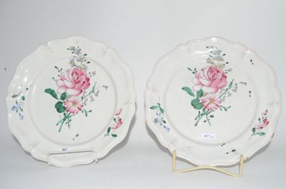 null STRASBOURG paire d'assiettes en faïence stannifère,

Epoque Joseph Hannong (1762-1780)

de...