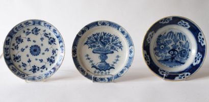 null DELFT XVIIIe, trois assiettes en faïence stannifère, décor en camaïeu bleu au...