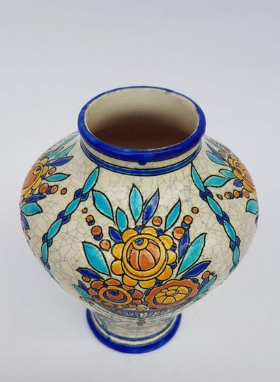 null BOCH Kéramis vase de forme potiche, en faïence craquelée, à décor de vase floral...