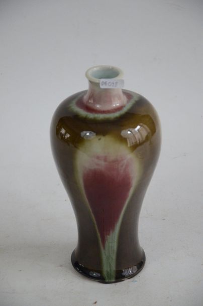 null Vase en grès vernissé à décor flammé en vert et rouge, ht.24,5cm

