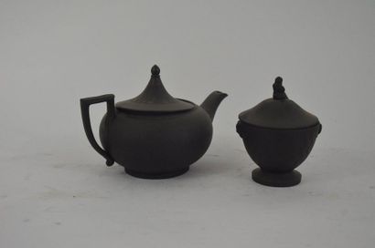 null WEDGWOOD, service à thé composé d'une théière et un pot à sucre en faïence ...