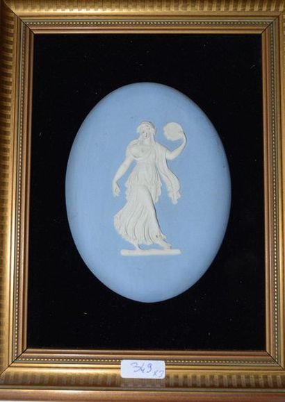 null WEGDWOOD, (3) médaillons en biscuit bleu avec personnages à l'antique en blanc,...