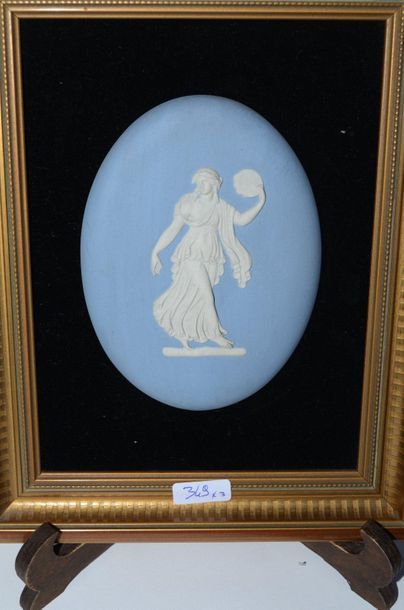null WEGDWOOD, (3) médaillons en biscuit bleu avec personnages à l'antique en blanc,...