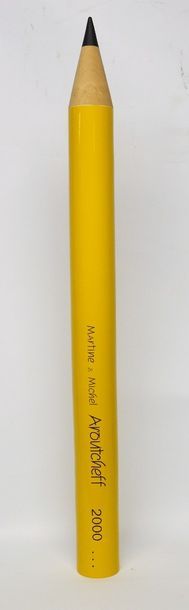 null Rare crayon géant jaune. Atelier Aroutcheff vers 2000. Bois lacqué. Cette édition...