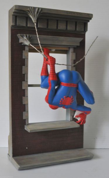 null Rare statuette double faces illustrant Spiderman sur une façade new-yorkaise....