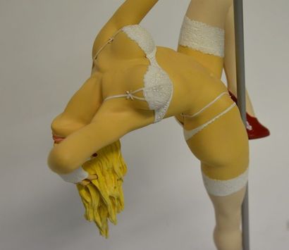 null Statuette Pin-up "Derby underwear" par le studio français Attakus. Résine polychrome...