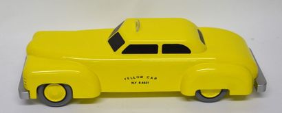 null Véhicule "Yellow cab" par Aroutcheff. Bois laqué. Pièce rare signée et datée...