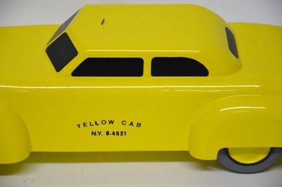 null Véhicule "Yellow cab" par Aroutcheff. Bois laqué. Pièce rare signée et datée...