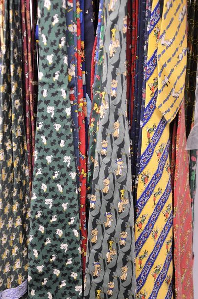null Grande collection d'environ 100 cravates en soie sur présentoir. Elles sont...