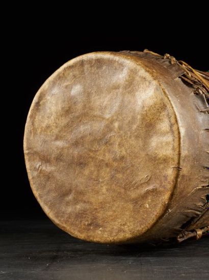 null Petit tambour rituel, Océanie, 1ere partie du XXeme, 20x26 cm, Provenance :...