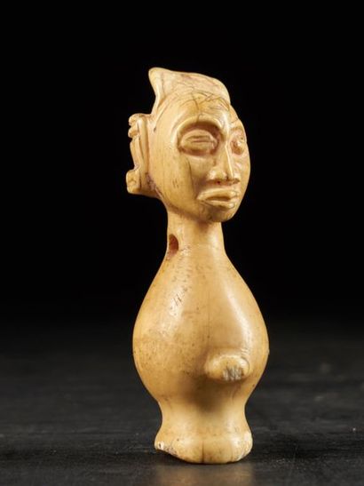 null Sifflet en ivoire Chokwe, 1ere moitié du XXeme siècle, 8x3,5 cm, Provenance...
