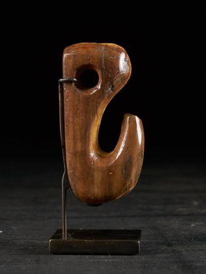 null Ameçon Inuit, Alaska, début XXeme siècle, 7x3,5 cm, Provenance : Ex. collection...