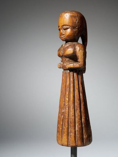 null Statue figurative féminine, Inde, 1ère partie du XXe siècle, 15x16x8cm, Provenance...