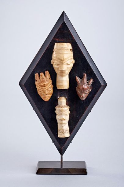 null Ensemble de 4 amulettes "Ikoko" Pende en ivoire, République Démocratique du...