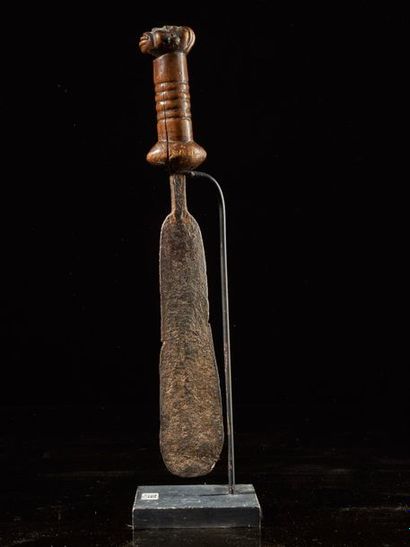 null Couteau Bamiléké, Cameroun, Milieu XXe siècle, 41cm, Provenance : Ex. collection...